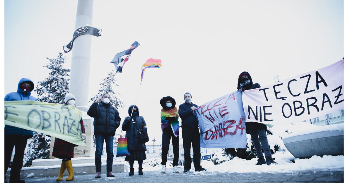 Płock, 13.01.2021, demonstranci przed sądem, w którym toczył się proces o Tęczowe Maryjki