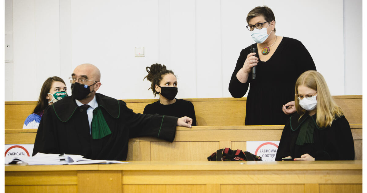 Elżbieta Podleśna stoi w sali rozpraw podczas sprawy o "tęczową Maryję"