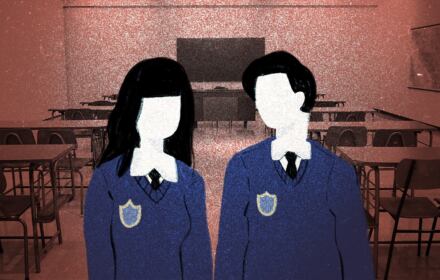 Ilustracja przedstawiająca dwoje uczniów na tle szkolnej klasy