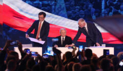 Jarosław Kaczyński, Zbigniew Ziobro i Jarosław Gowin podpisują umowę o politycznym porozumieniu