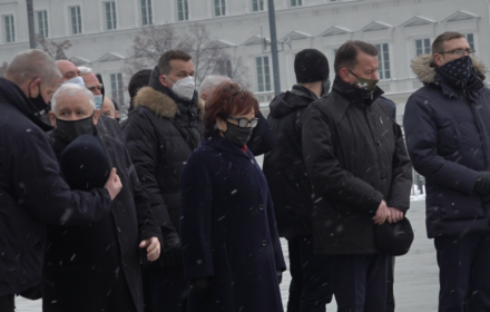 130. miesięcznica smoleńska. Moc znamienitych gości i pełnomocnik do spraw czapki prezesa