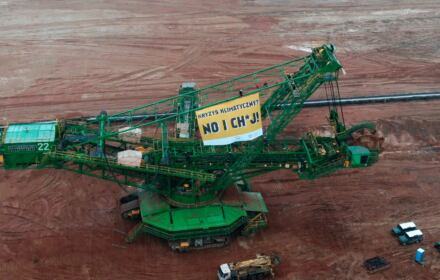 „Kryzys klimatyczny? No i ch*j!” Greenpeace protesuje w odkrywce Turów Protest Greenpeace w kopalni Turów