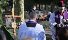 Na grobie jest widoczny krzyż z tabliczką ks. Andrzej Dymer