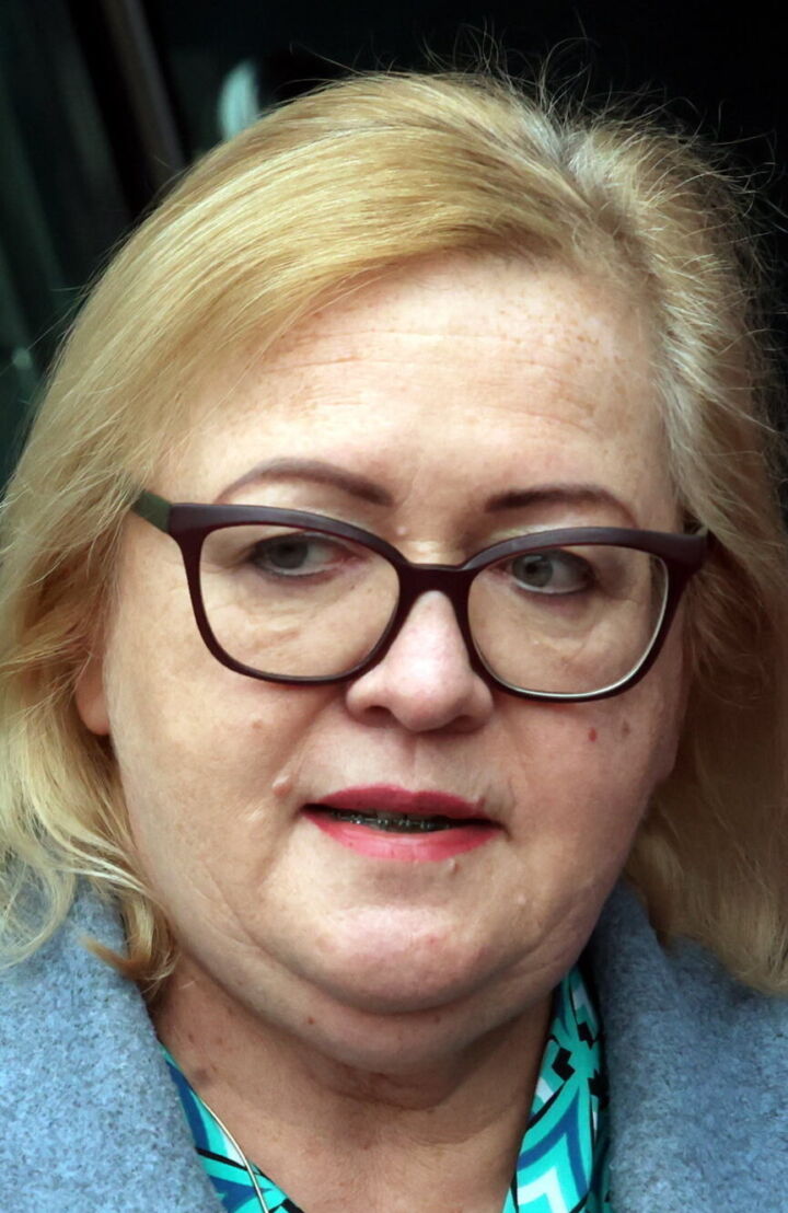 Wolta Manowskiej z SN. Apeluje do ludzi Ziobry, by zaprzestali represji sędziów apelacyjnych Jasnowłosa starsza kobieta w niebieskiej garsonce