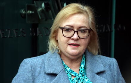 Jasnowłosa starsza kobieta w niebieskiej garsonce