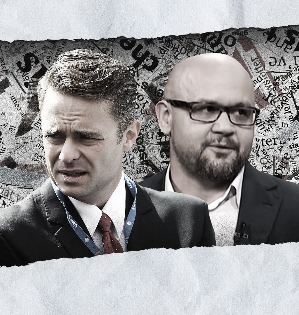 Adam Hofman i Sławomir Jastrzębowski na tle fragmentów gazet