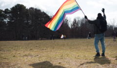 Osoba z flagą LGBT