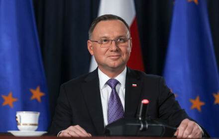 Ludzie ci, imigranci, traktowani są przez reżim jak pionki w politycznej rozgrywce, obrażana jest ich godność i elementarne prawa;
76. sesja Zgromadzenia Ogólnego Narodów Zjednoczonych