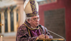 Biskup Jan Tyrawa. Papież Franciszek przyjął jego rezygnację w związku z watykańskim dochodzeniem w sprawie tuszowania przestępstw seksualnych księży w diecezji bydgoskiej.