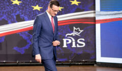 Ubrany w garnitur Mateusz Morawiecki schodzi ze sceny podczas konwencji wyborczej Prawa i Sprawiedliwości .