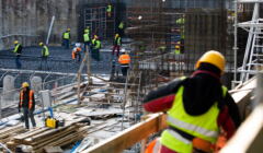 robotnicy na budowie