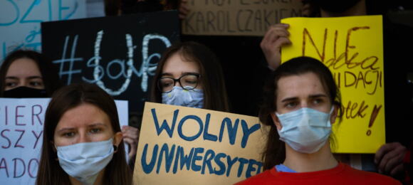 Studenci Uniwersytetu Pedagogicznego z banerem Wolny Uniwersytet