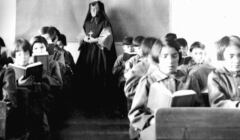 Students_of_Fort_Albany_Residential_School_in_class
