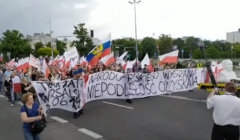 Marsz Dmowskiego z rosyjską flagą
