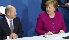 Olaf Scholz i Angela Merkel podpisują umowę kolalicyjną, marzec 2018