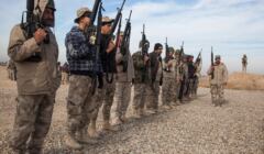 iraccy żołnierze musztrowani przez Amerykanina