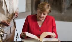 kanclerz Angela Merkel przegląda księgę gości w kolońskim ratuszu
