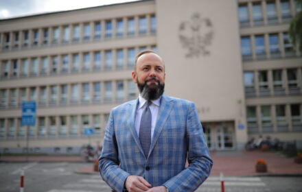 Prezes Sądu Okręgowego w Częstochowie Adam Synakiewicz przed budynkiem sądu