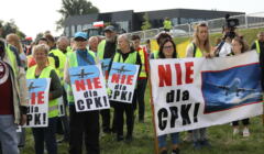 Protestujący mieszkańcy Wiskitek z banerami „Nie dla CPK