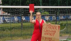 Agnieszka Jankowska-Maik na boisku z czerwoną kartką dla Czarnka