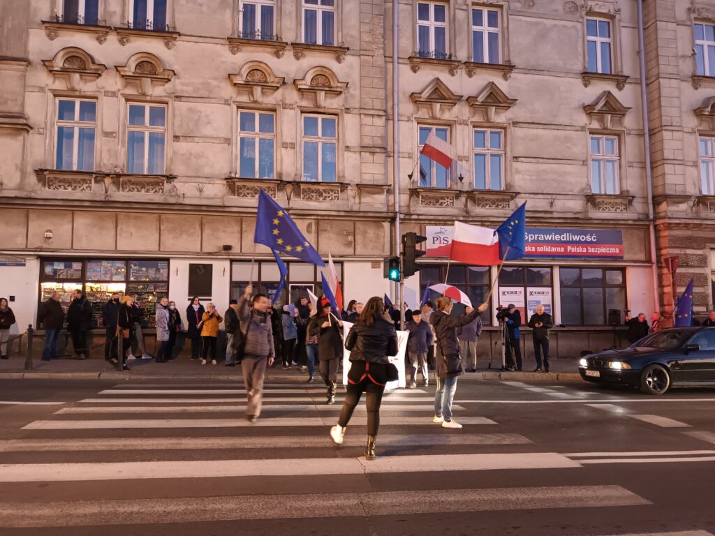 Zdjęcie: ludzie zdemonstrują z flagami Polski i UE