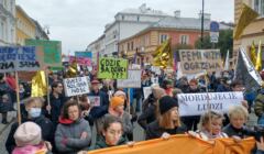 Warszawa. Protest przeciwko działaniom władz na granicy białoruskiej: manifestanci z transparentami