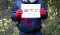 Mężczyzna z kartką: „Chcę azylu w Polsce