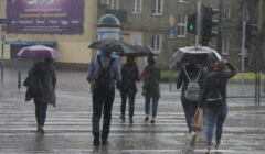 Burza w Warszawie - Ludzie na przejściu dla pieszych