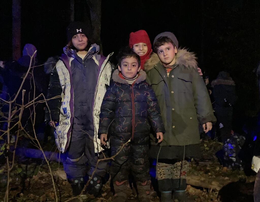grupa dzieci-uchodźców z pogranicza polsko-białoruskiego