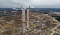 Widok z lotu ptaka teren budowy elektrowni, stoja dwie wieże chłodnicze