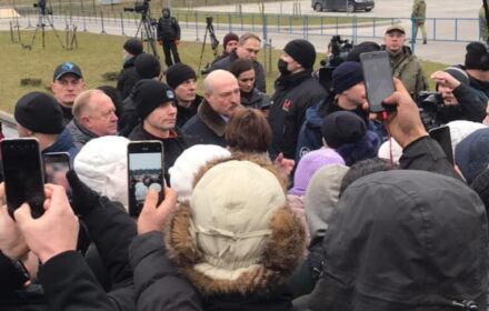 Alaksandr Łukaszenka w obozie, w którym przebywają migranci