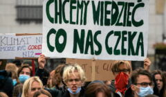 Aktywistki Młodzieżowego Strajku Klimatycznego z transparentem „Chcemy wiedzieć, co nas czeka