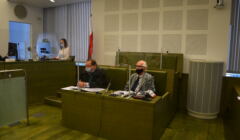 Prokurator Wojciech Sadrakuła (pierwszy z prawej) na rozprawie w nielegalnej Izbie Dyscyplinarnej z obrońcą adwokatem Ryszardem Kaliszem