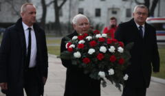 Jarosław Kaczyński niosący wieniec