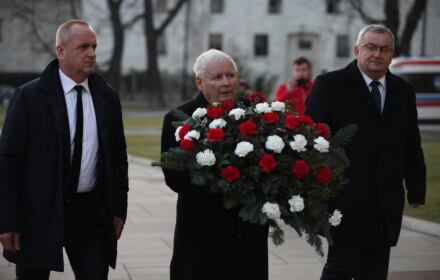 Jarosław Kaczyński niosący wieniec