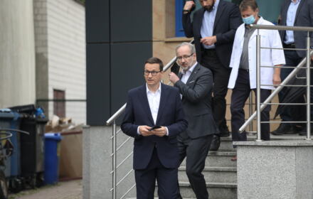 Morawiecki schodzi ze schodów, za nim Niedzielski
