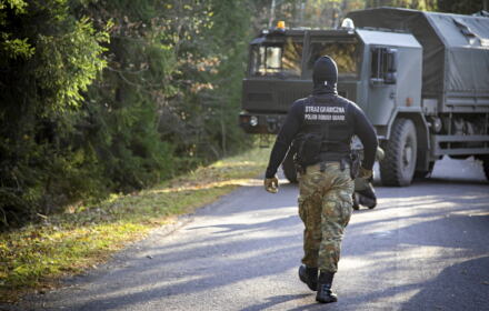 25.10.2021 Siemianowka . Straz Graniczna w poblizy strefy objetej stanem wyjatkowym ( podczas interwencji aktywistow , grupy " Medycy na Granicy ", ktorzy pomagali migrantom - Somalijczykom idacym z Bialorusi . Cztery osoby trafily do szpitala , pozostale funkcjonariusz odwiezli do straznicy SG w Narewce ).