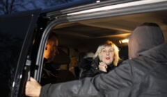 Dunja Mijatović w samochodzi, rozmawia z kimś przez otwarte drzwi