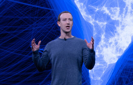 Mark Zuckerberg na scenie, przemawia