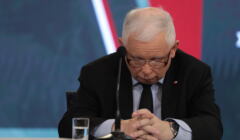 Jarosław Kaczyński siedzi ze spuszczoną głową