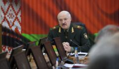 Łukaszenka w mundurze siedzie u szczytu długiego stołu konferencyjnego