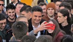 Peter Marki-Zay wśród tłumu zwolenników pozuje do selfie