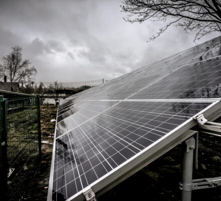 Panele solarne - instalacja na tle zachmurzonego nieba