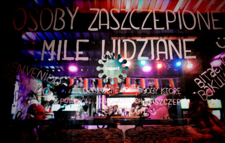 witryna baru z napisem „osoby zaszczepione mile widziane"