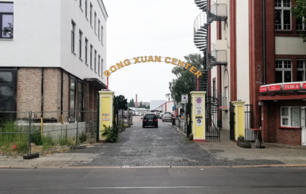 Brama z napisem po wietnamsku