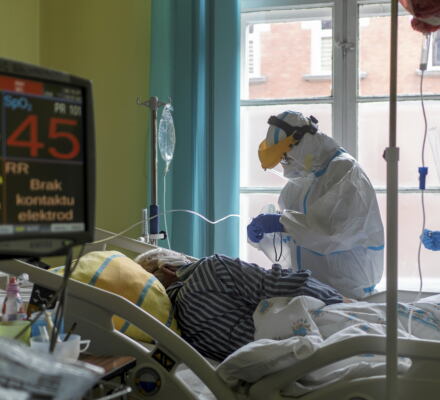 Personel w kombinezonach ochronnych zajmuje się chorym w oddziale covidowym Szpitala Miejskiego w Gliwicach