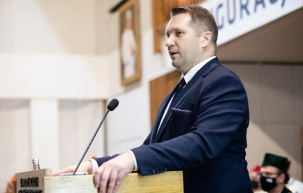 Przemysław Czarnek przemawia z trybuny