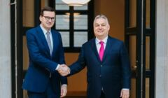 Morawiecki i Orban w drzwiach kancelarii premiera Węgier, 23 XI 2021