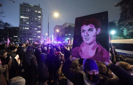 Protest pod Sejmem, nad tłumem portret Izabeli z Pszczyny