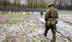 Mur na granicy z Białorusią i żołnierz w Usnarzu Górnym